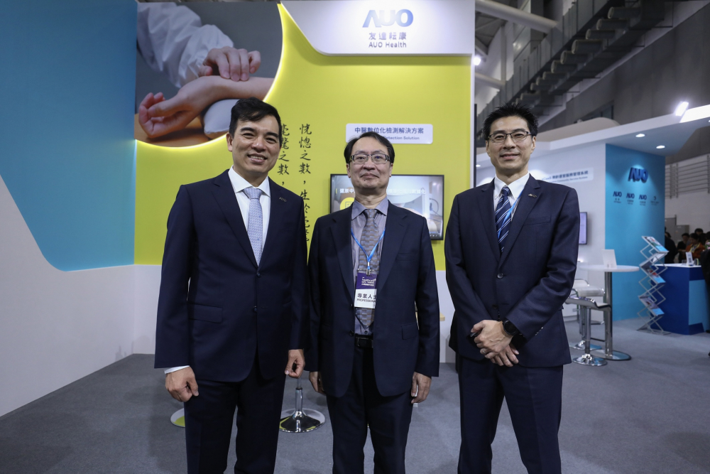 首次於醫療科技展亮相的PA真人耘康，捐贈數位化檢測設備與研究經費，協助衛福部國家中醫藥研究所打造中醫大數據資料庫。圖由左至右為PA真人光電執行長暨總經理柯富仁、衛福部國家中醫藥研究所所長蘇奕彰、PA真人光電智慧醫療事業群總經理廖世宏