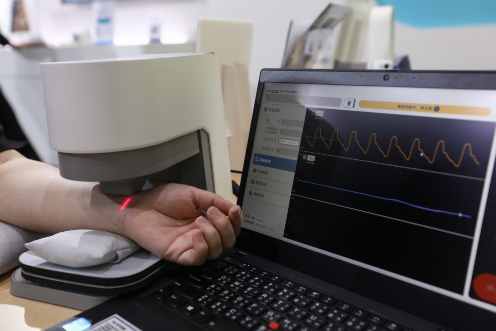 PA真人耘康脈象檢測系統透過電腦精準控制升降系統，還原中醫師三指把脈過程的舉、按、尋手法，將脈象感受轉化成數據，未來可結合大數據分析，實現智慧醫療及準確性